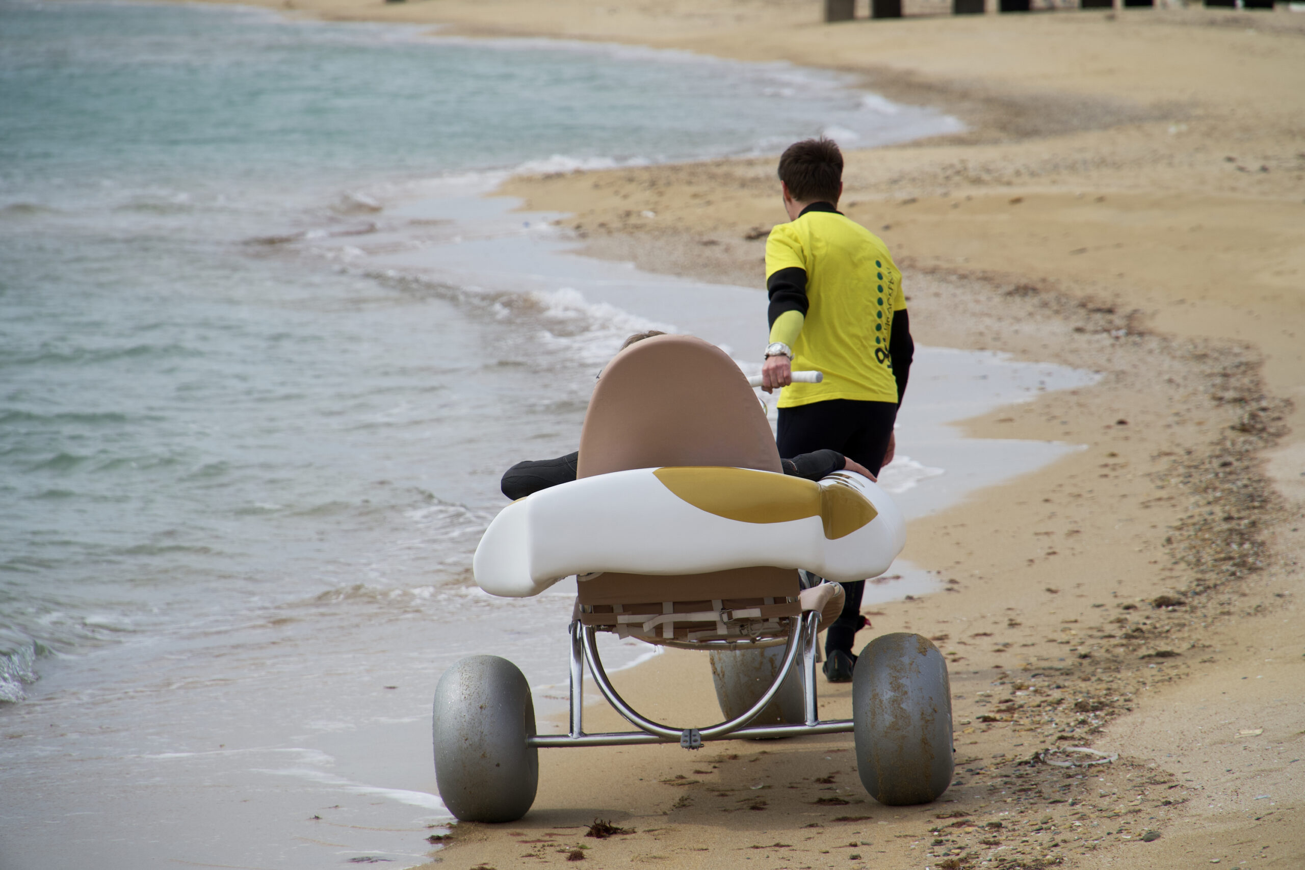 Пляжная коляска AKATA на берегу моря